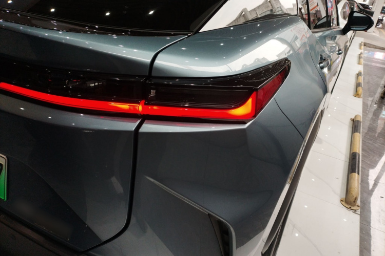 雷克萨斯RZ 2023款 450e 四驱纵享版车身外观9