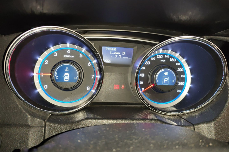 现代 索纳塔 2011款 2.0L 自动时尚版局部细节14