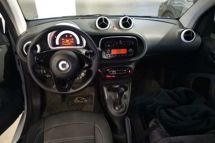 smart fortwo 2018款 1.0L 52千瓦硬顶灵动版 国V中控内饰12
