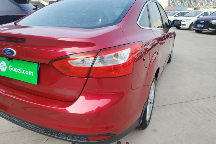 福特 福克斯 2012款 三厢 1.6L 自动风尚型车身外观9