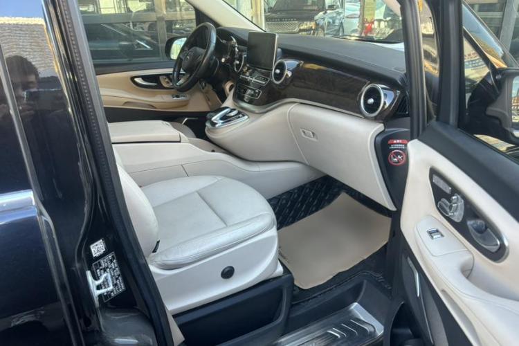 奔驰V级 2018款 V 260 L 尊贵加长版 国VI中控内饰7008