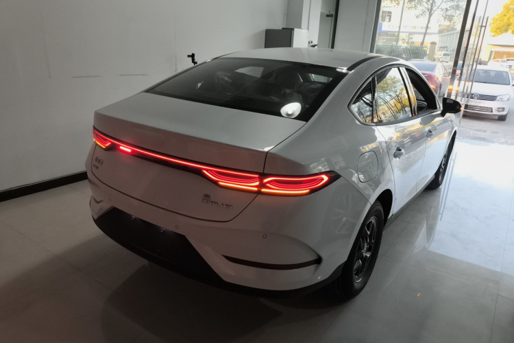 比亚迪 秦PLUS 2025款 DM-i 智驾版 55KM领先型车身外观7