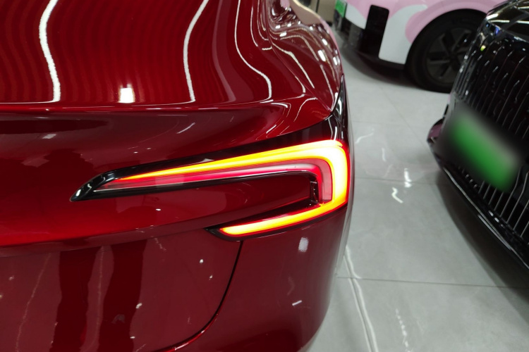 特斯拉 Model 3 2023款 长续航全轮驱动版车身外观9