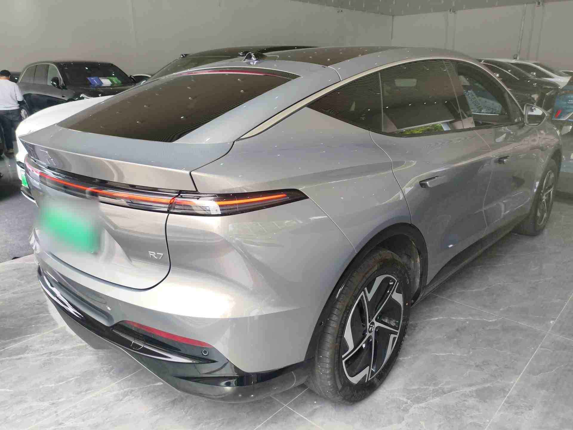 车辆右后45度视角外观