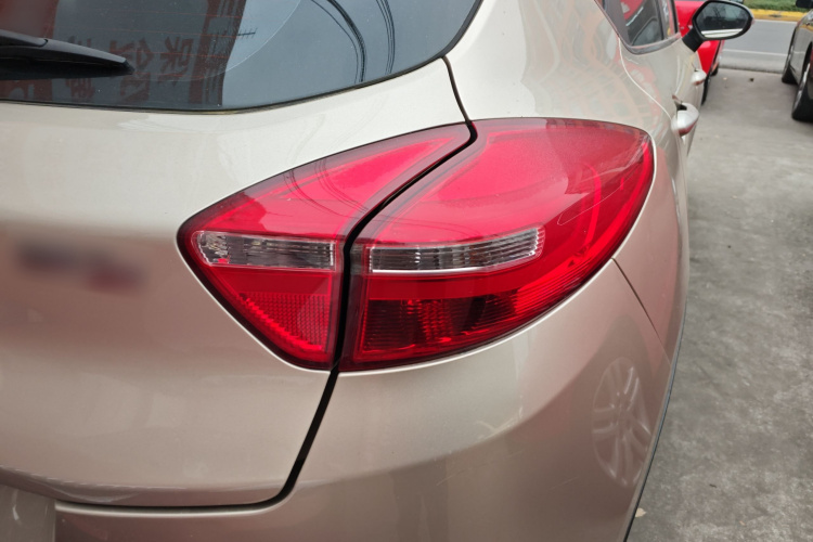 吉利汽车 帝豪GS 2016款 优雅版 1.8L 手动领尚型车身外观9