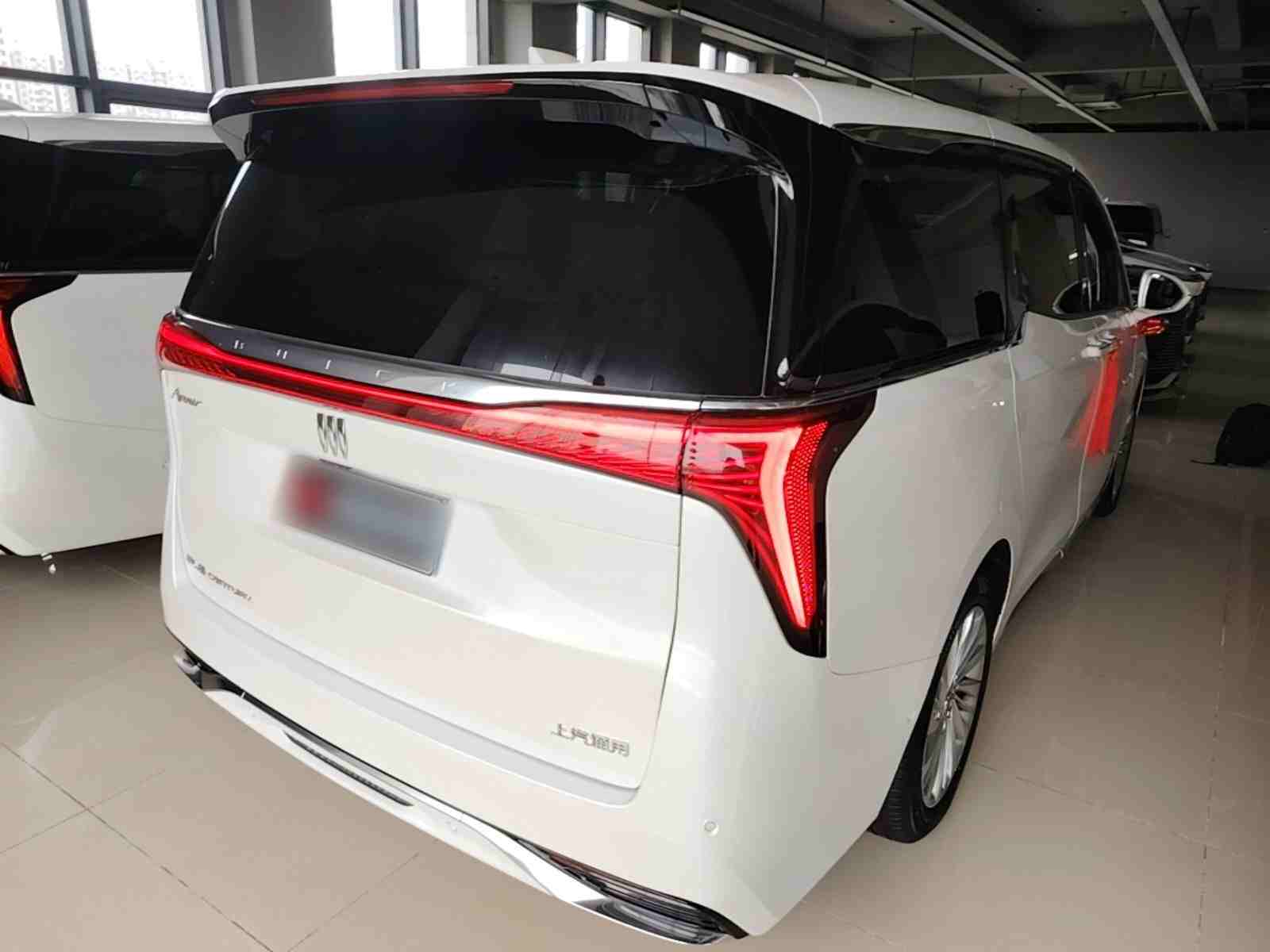 车辆右后45度外观展示