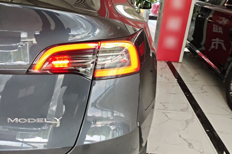 特斯拉 Model Y 2022款 长续航全轮驱动版车身外观9