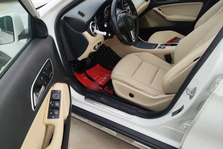 奔驰GLA 2015款 GLA 200 动感型中控内饰20