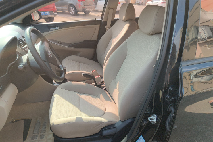 现代 瑞纳 2014款 1.4L 手动智能型GLS中控内饰19