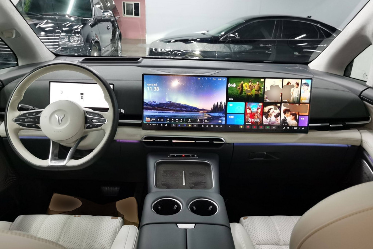 岚图汽车 岚图梦想家 2025款 PHEV 四驱旗舰鲲鹏版中控内饰7002