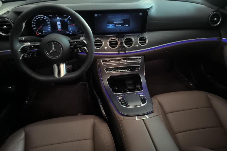 奔驰E级 2023款 E 300 L 运动时尚型中控内饰12