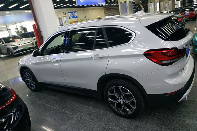 宝马X1 2022款 sDrive25Li 领先型车身外观6003