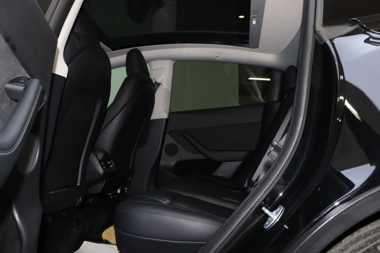 特斯拉 Model Y 2022款 改款 长续航全轮驱动版中控内饰7002