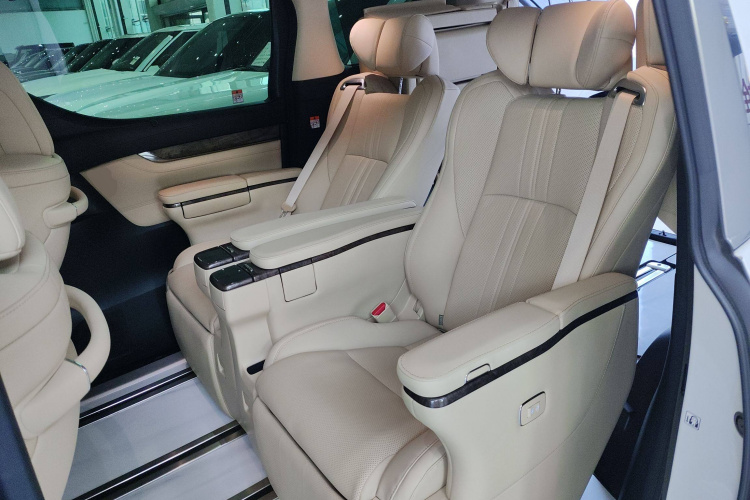 丰田 埃尔法 2021款 双擎 2.5L 尊贵版中控内饰21