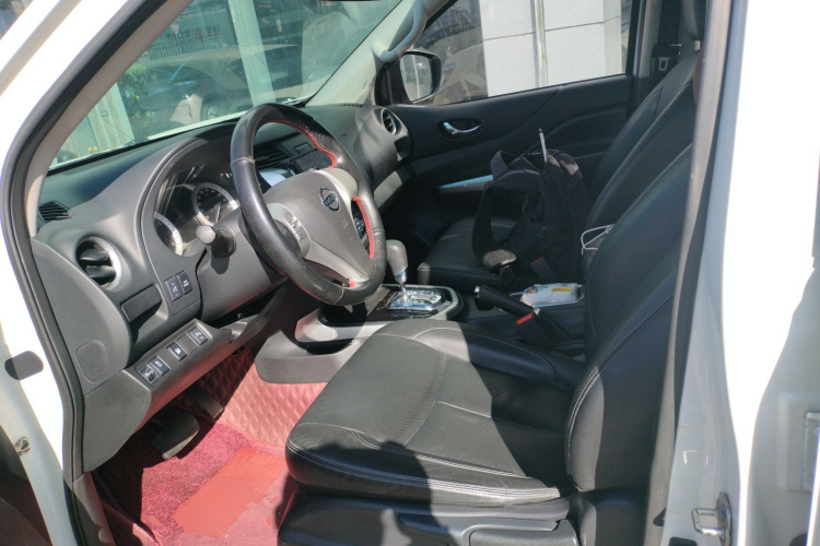 日产 途达 2018款 2.5L 自动两驱豪华版中控内饰19