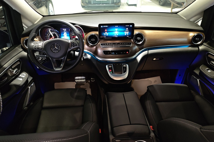 奔驰V级 2022款 V 260 L 长轴距豪华版中控内饰7002
