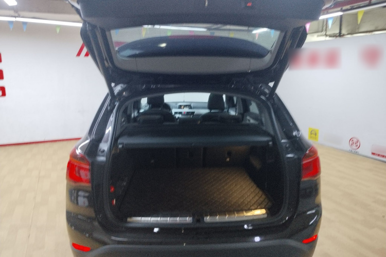 宝马X1 2016款 sDrive18Li 尊享型机舱底盘23