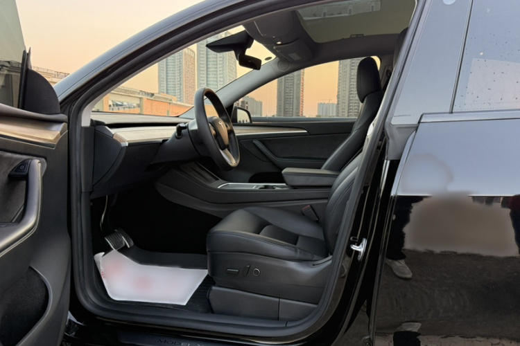 特斯拉 Model Y 2022款 改款 后轮驱动版中控内饰7001