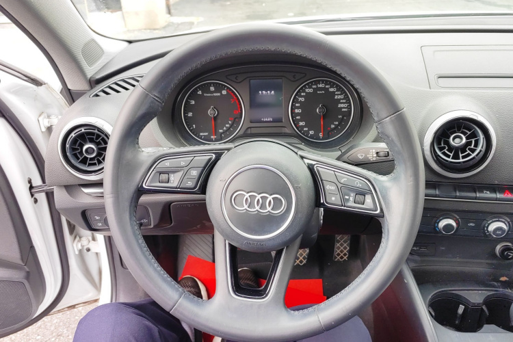 奥迪A3 2018款 30周年年型 Limousine 35 TFSI 时尚型中控内饰7002