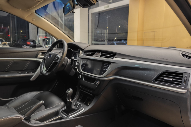 吉利汽车 帝豪 2017款 三厢百万款 1.5L 手动向上版中控内饰7001