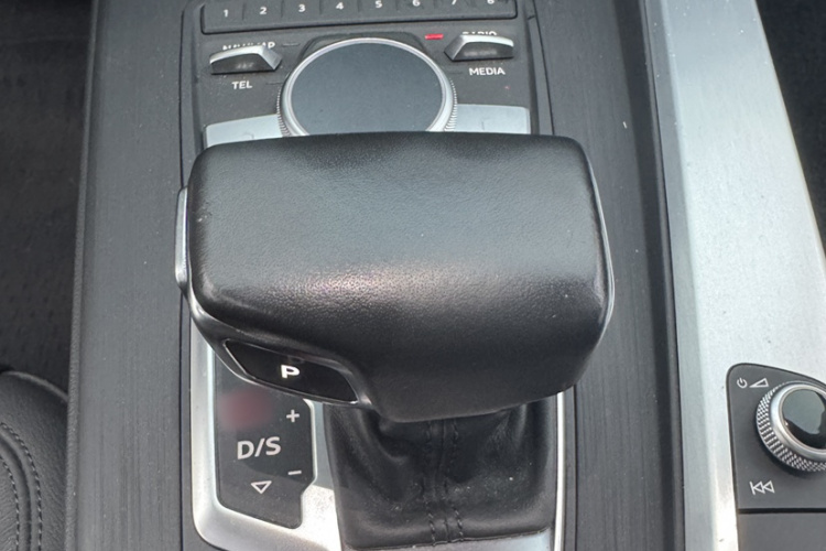 奥迪A4L 2018款 30周年年型 40 TFSI 时尚型局部细节18