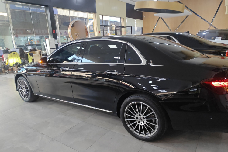 奔驰E级 2022款 E 260 L车身外观4