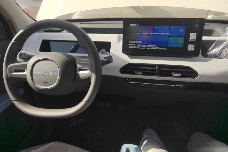 吉利银河 2024款 熊猫mini 200km 耐力熊中控内饰12