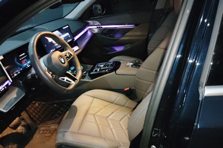 宝马5系 2025款 530Li 领先型 M运动套装中控内饰19