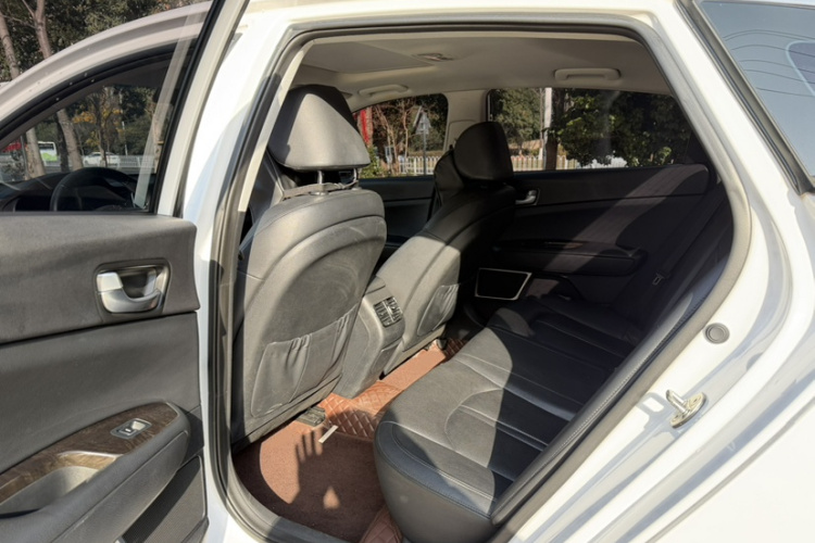 起亚K5 2016款 2.0L 自动LUX中控内饰7003