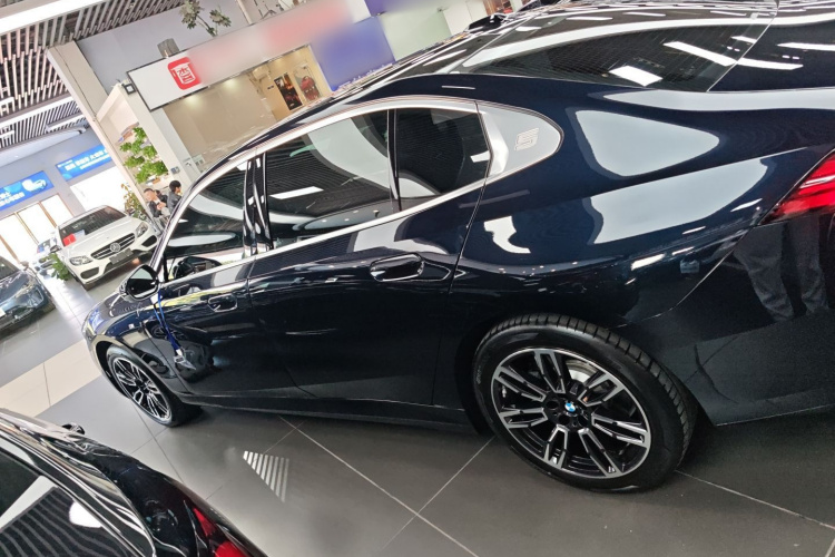 宝马5系 2025款 530Li 领先型 M运动套装车身外观4