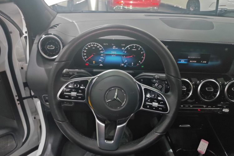 奔驰GLA 2023款 GLA 200中控内饰13