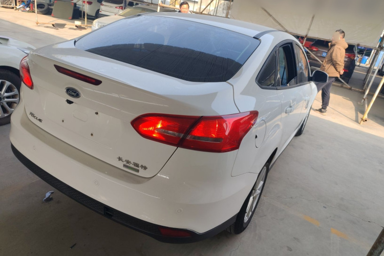 福特 福克斯 2015款 三厢 EcoBoost 125 自动超能风尚型车身外观7