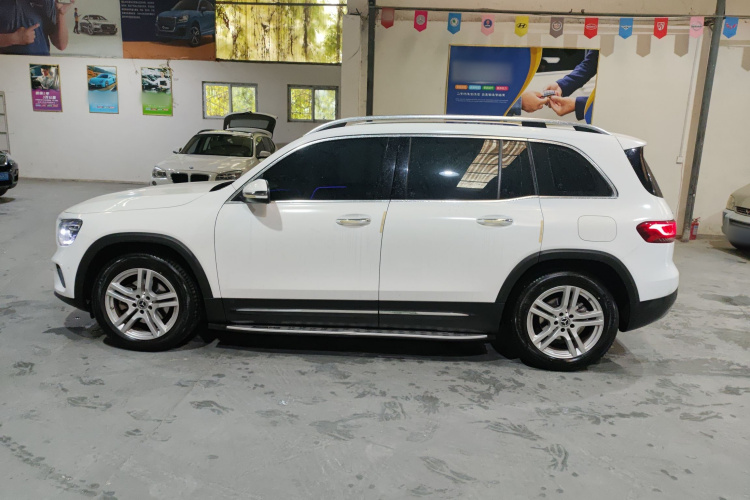 奔驰GLB 2022款 GLB 200 动感型车身外观4