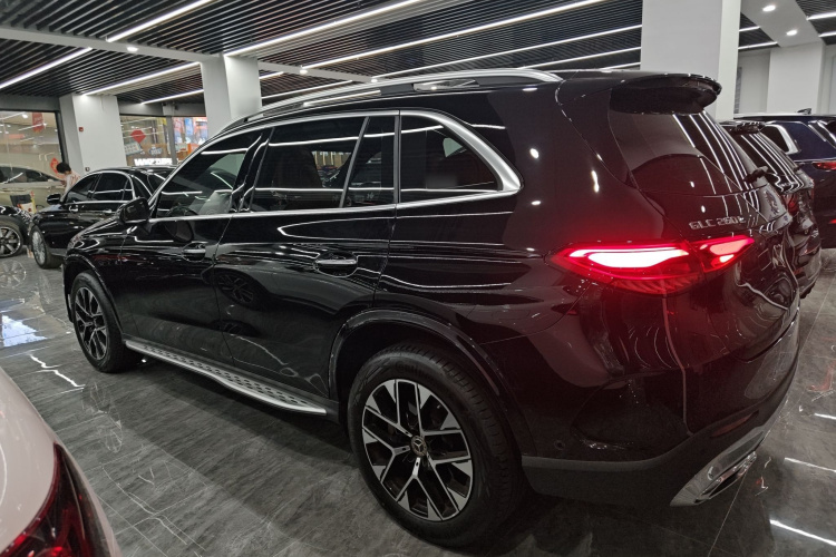 奔驰GLC 2023款 改款 GLC 260 L 4MATIC 豪华型 7座车身外观4