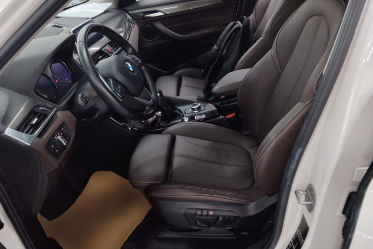 宝马X1 2018款 xDrive20Li 尊享型中控内饰19