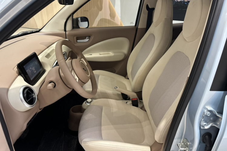 五菱汽车 宏光MINIEV 2025款 四门版 进阶款中控内饰7001