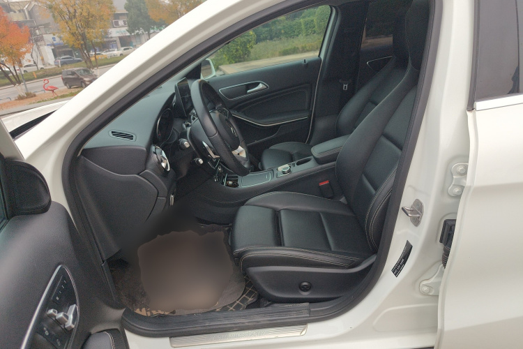 奔驰GLA 2019款 GLA 200 动感型中控内饰19