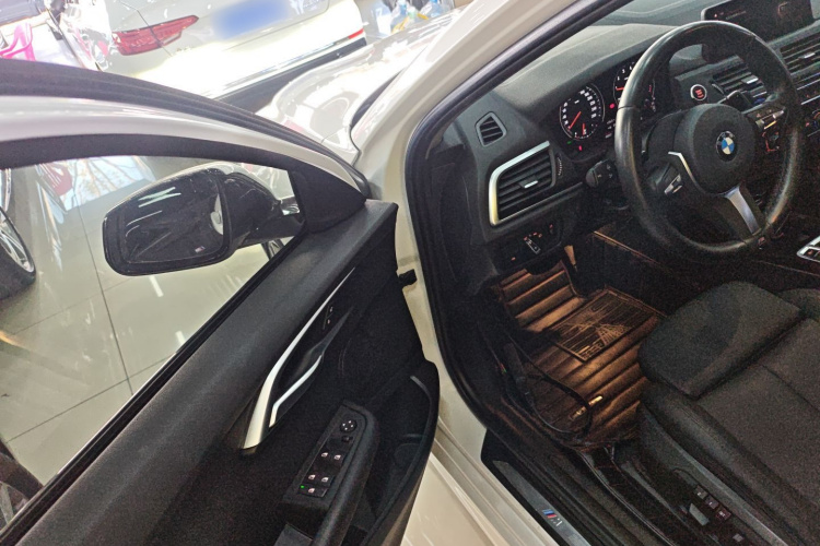 宝马1系 2019款 120i 领先型M运动套装中控内饰20