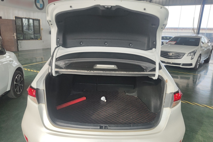 丰田 雷凌 2021款 185T CVT运动版机舱底盘23