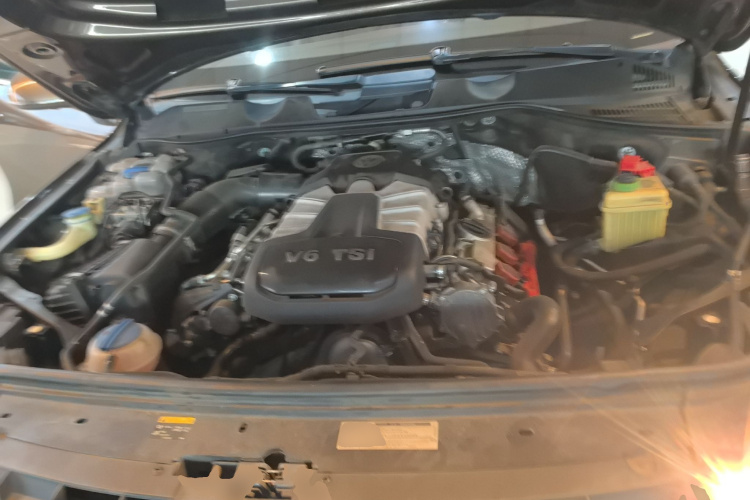 大众 途锐 2014款 3.0TSI 新锐版机舱底盘24