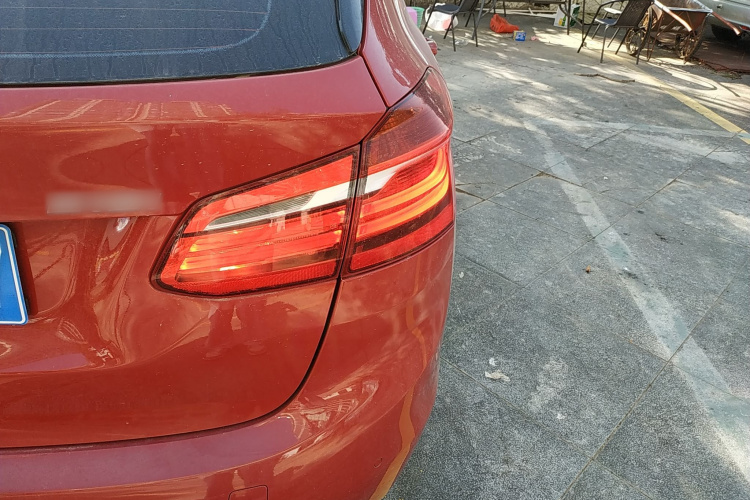 宝马2系旅行车 2016款 218i 领先型车身外观9