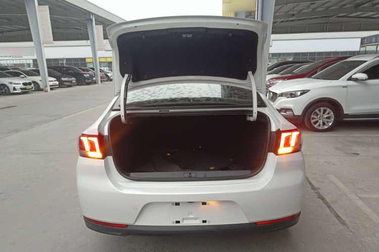 标致308 2019款 230THP 自动豪华版 国V机舱底盘23