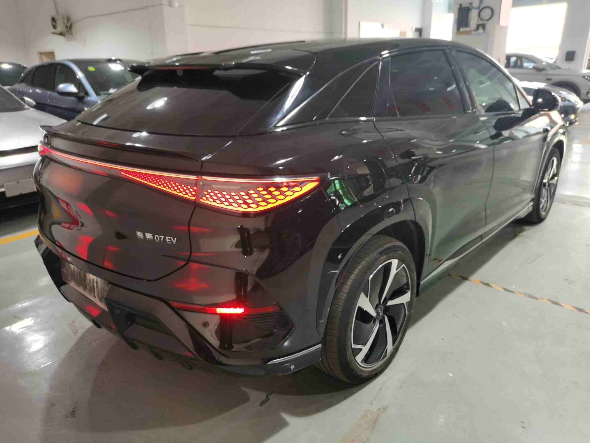 车辆右后45度外观展示