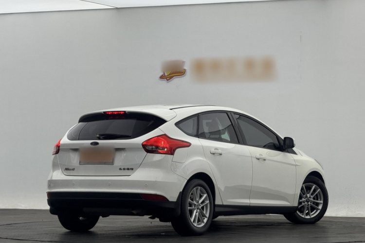 福特 福克斯 2015款 两厢 1.6L 自动风尚型车身外观6005