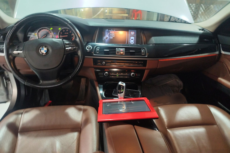 宝马5系 2014款 520Li 典雅型中控内饰12