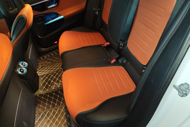 奔驰C级 2023款 C 260 L 运动版中控内饰7004