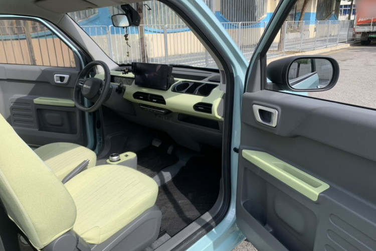 吉利银河 2023款 熊猫mini 120km 亚运熊中控内饰7005