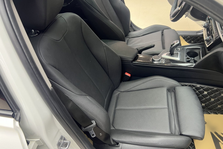 宝马3系 2019款 320Li M运动曜夜版中控内饰7012