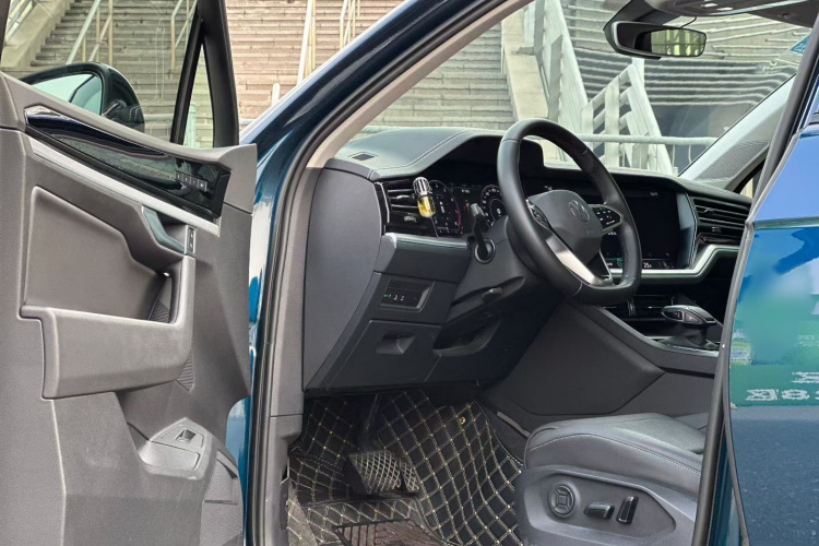 大众 途锐 2021款 3.0TSI 锐享版 曜黑运动套装中控内饰7006