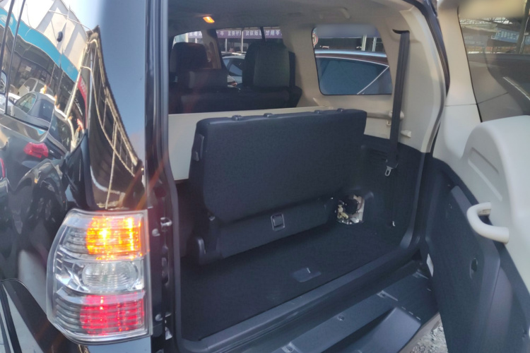 三菱 帕杰罗(进口) 2016款 3.0L 自动尊贵版 国V局部细节23